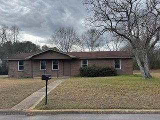 1001 Meharis Circle, Dothan, AL 36303