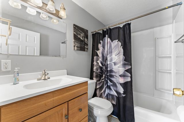82 Boylston Ln 21, Lowell, MA 01852