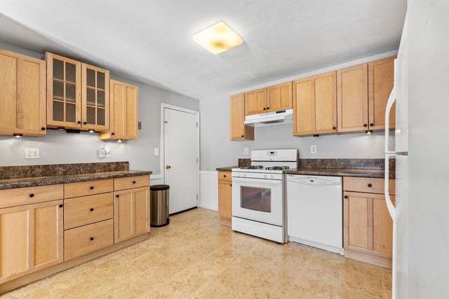 82 Boylston Ln 21, Lowell, MA 01852