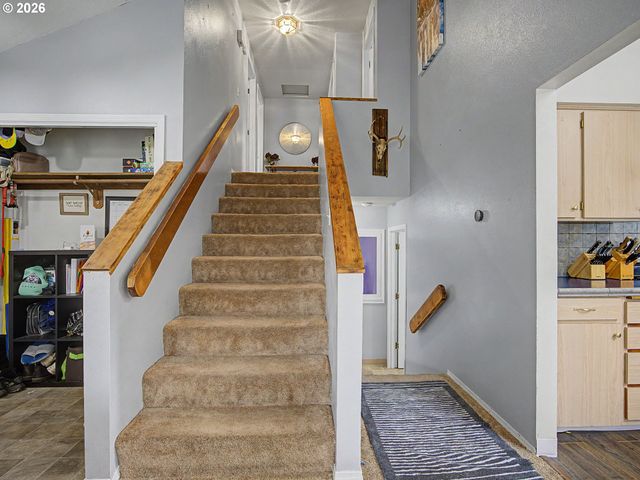 18015 DAVIS St, Sandy, OR 97055