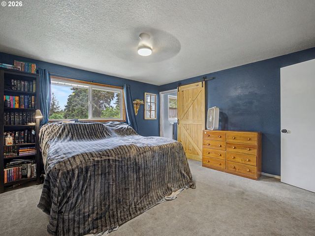 18015 DAVIS St, Sandy, OR 97055