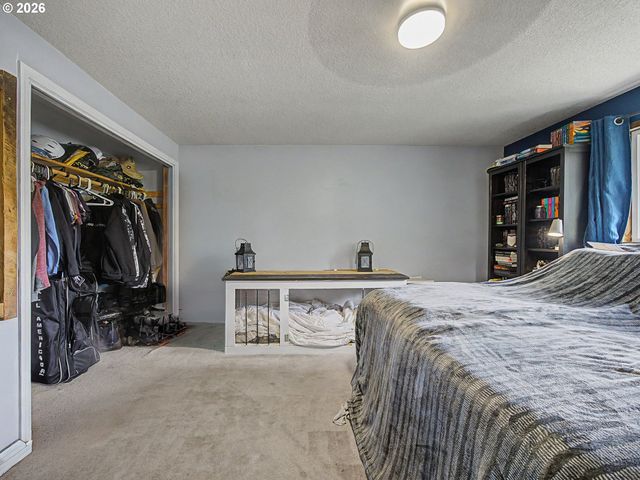 18015 DAVIS St, Sandy, OR 97055