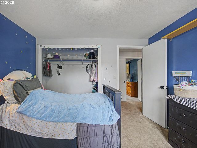 18015 DAVIS St, Sandy, OR 97055