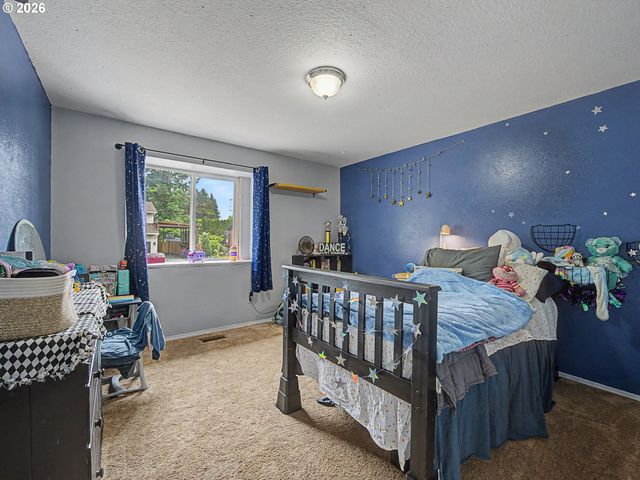 18015 DAVIS St, Sandy, OR 97055