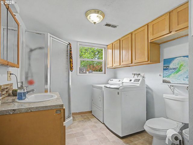 18015 DAVIS St, Sandy, OR 97055