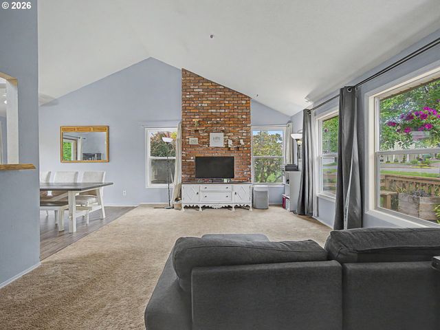 18015 DAVIS St, Sandy, OR 97055