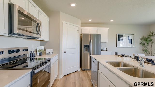 10614 Bearcreek Drive, Papillion, NE 68046