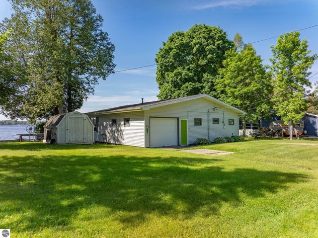 5445 W Beal City Road, Weidman, MI 48893