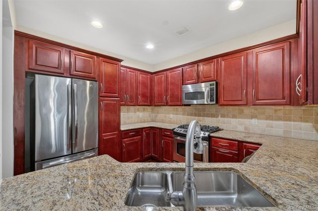 319 Trump Park, Shrub Oak, NY 10588