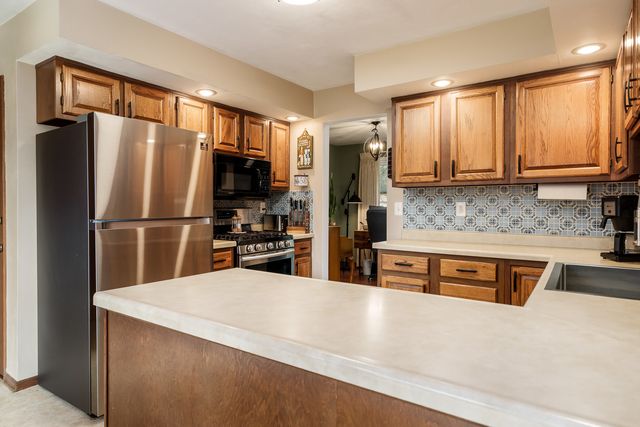 1570 FEATHERSTONE Boulevard, Rockford, IL 61107