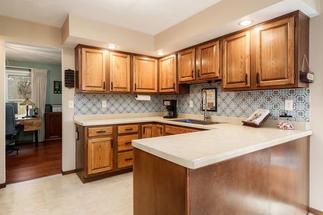 1570 FEATHERSTONE Boulevard, Rockford, IL 61107