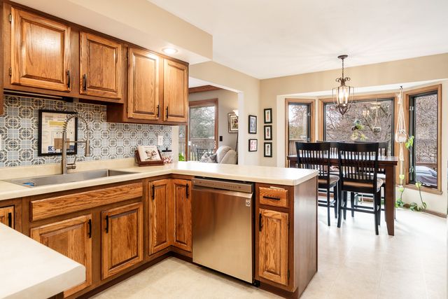 1570 FEATHERSTONE Boulevard, Rockford, IL 61107