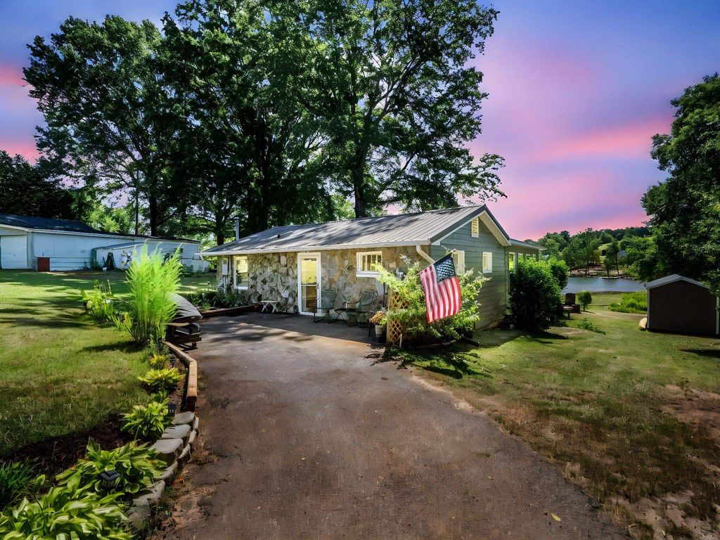 525 Lake Road, Inman, SC 29349
