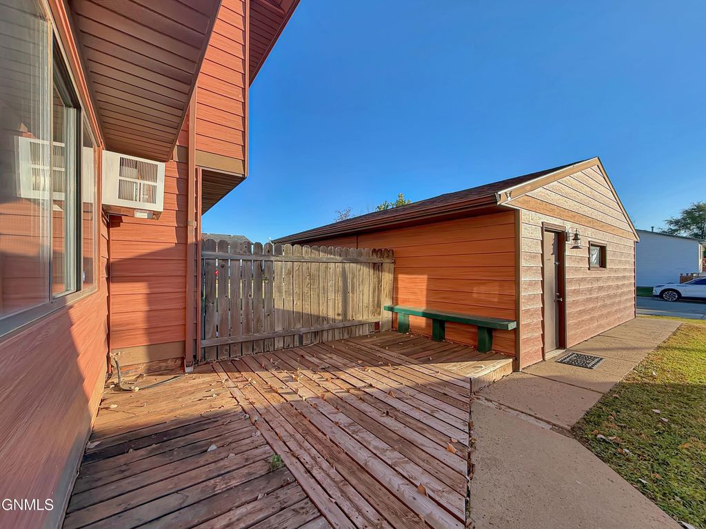 2721 19th Avenue W, Williston, ND 58801 photo 2