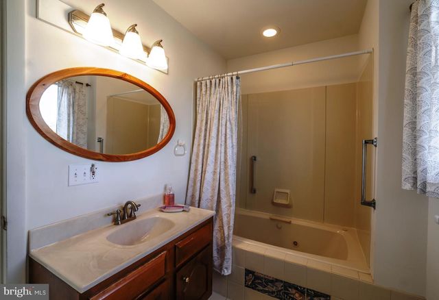 24 MAIDEN LN, Harvey Cedars, NJ 08008