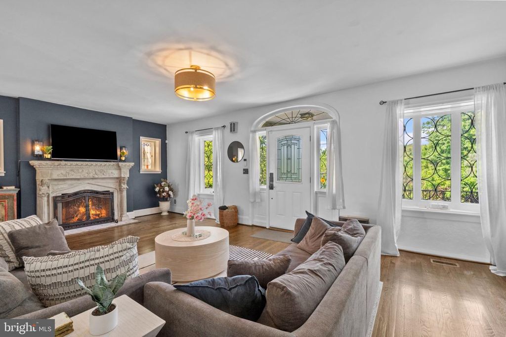 Image 4 of property listing at 2409 CHESTERFIELD AVE, Baltimore, MD 21213
