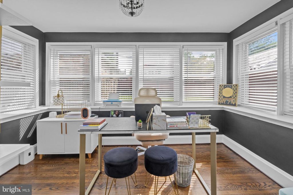 Image 9 of property listing at 2409 CHESTERFIELD AVE, Baltimore, MD 21213