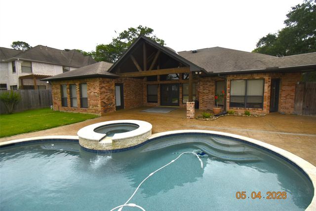421 Creekside Drive, League City, TX 77573