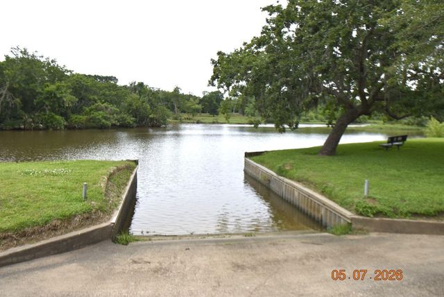 421 Creekside Drive, League City, TX 77573