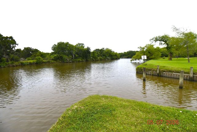 421 Creekside Drive, League City, TX 77573
