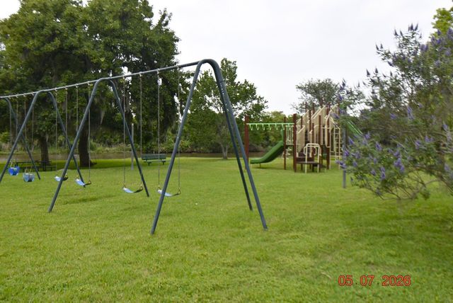 421 Creekside Drive, League City, TX 77573