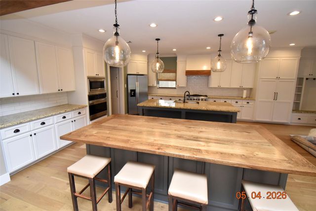 421 Creekside Drive, League City, TX 77573