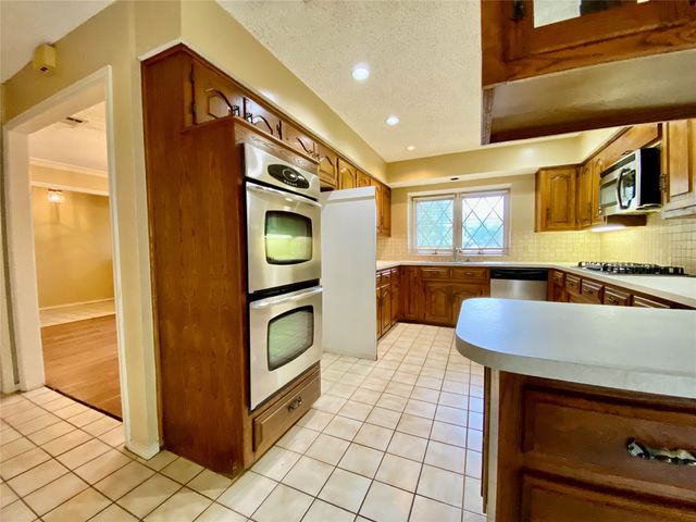223 Woodcrest Drive, Richardson, TX 75080