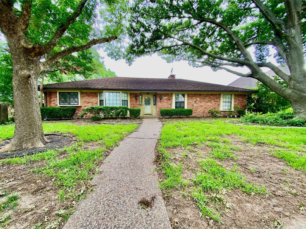 223 Woodcrest Drive, Richardson, TX 75080