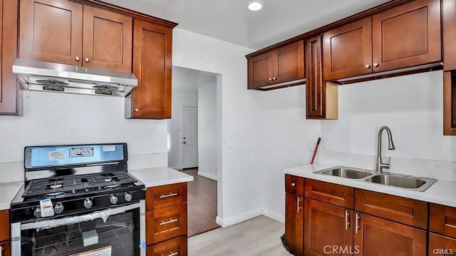 1877 S Cloverdale, Los Angeles, CA 90019