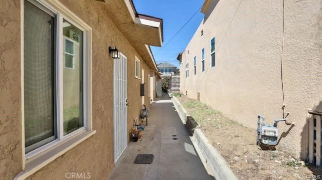 1877 S Cloverdale, Los Angeles, CA 90019