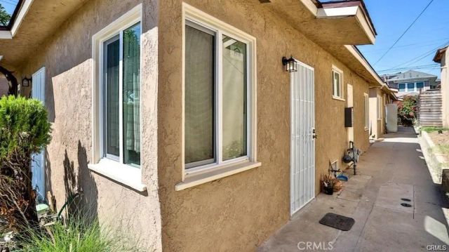 1877 S Cloverdale, Los Angeles, CA 90019