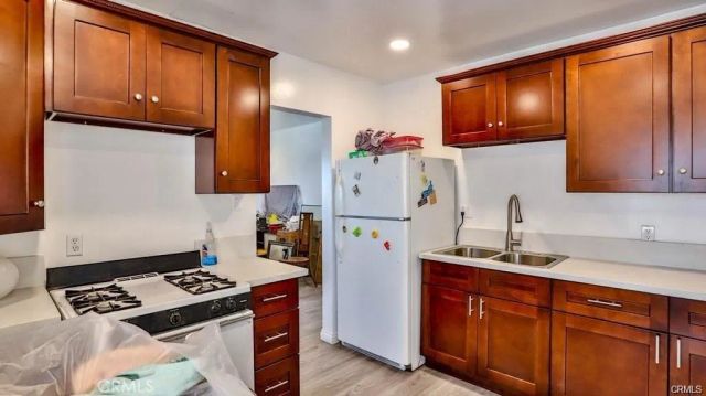 1877 S Cloverdale, Los Angeles, CA 90019