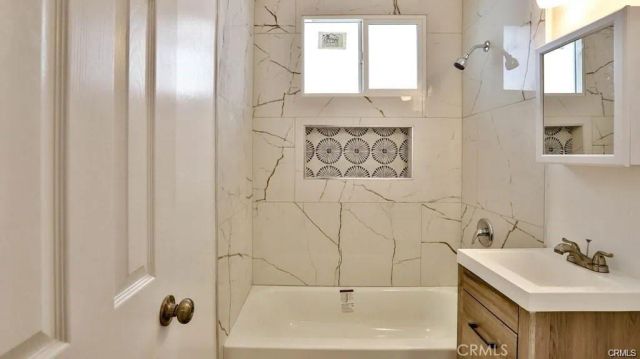 1877 S Cloverdale, Los Angeles, CA 90019