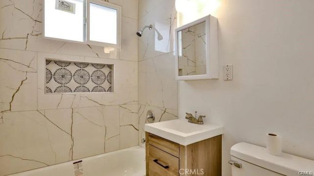1877 S Cloverdale, Los Angeles, CA 90019