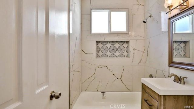 1877 S Cloverdale, Los Angeles, CA 90019