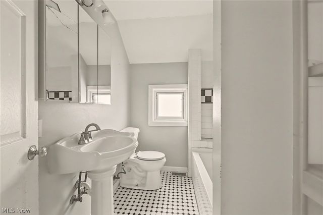 1474 Winchester Avenue, Lakewood, OH 44107