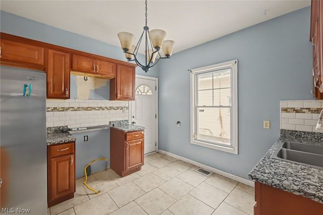 1474 Winchester Avenue, Lakewood, OH 44107