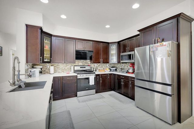 8401 Carriage Oaks Way, Antelope, CA 95843