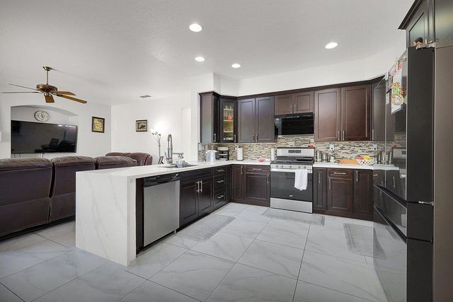 8401 Carriage Oaks Way, Antelope, CA 95843
