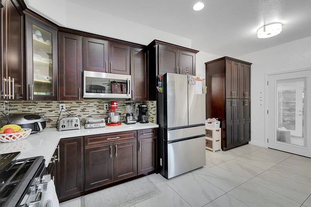 8401 Carriage Oaks Way, Antelope, CA 95843