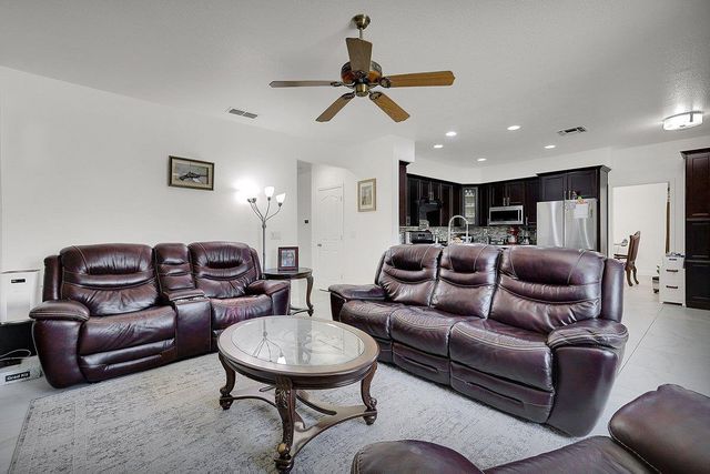 8401 Carriage Oaks Way, Antelope, CA 95843