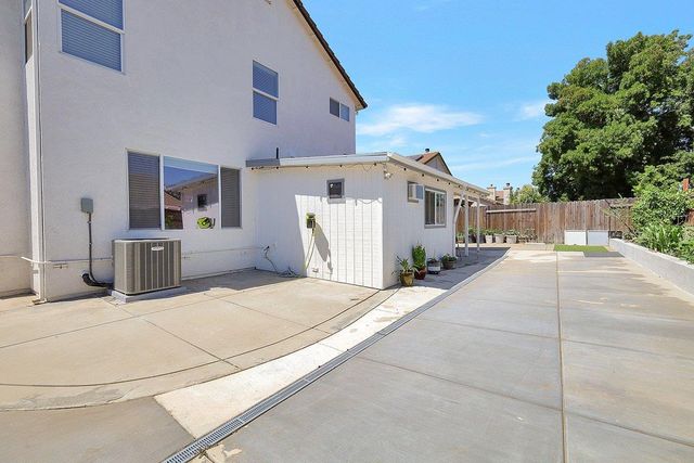 8401 Carriage Oaks Way, Antelope, CA 95843