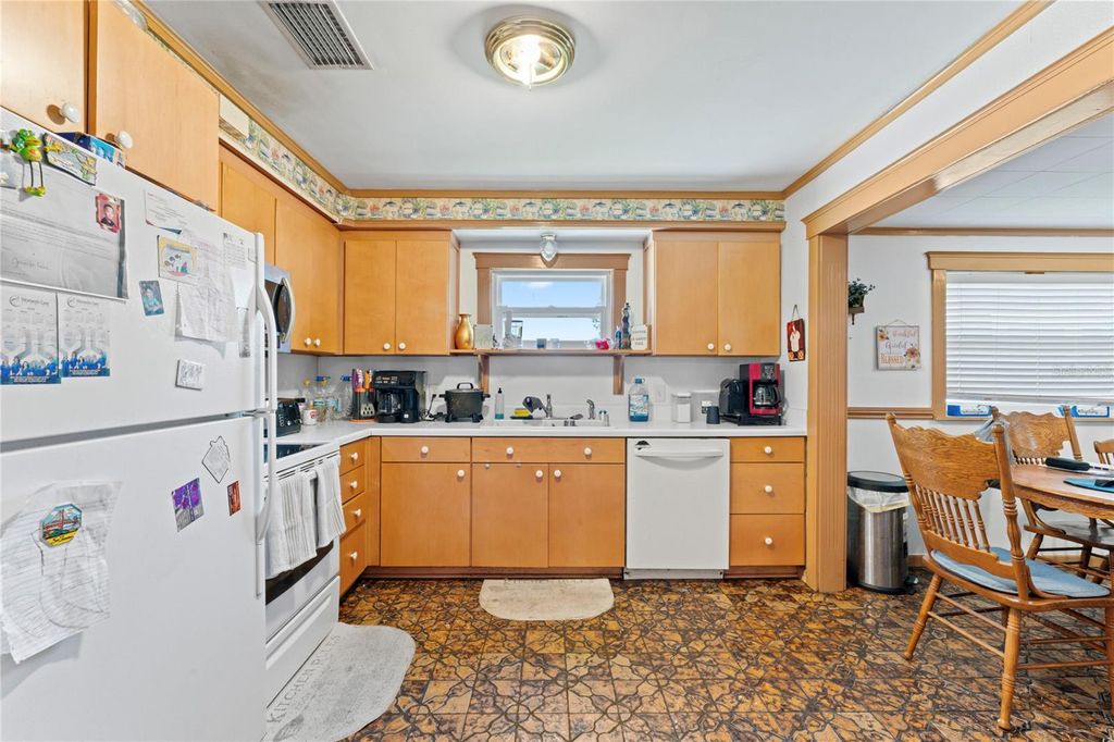 Image 11 of property listing at 3112 W DEWEY STREET, Tampa, FL 33607