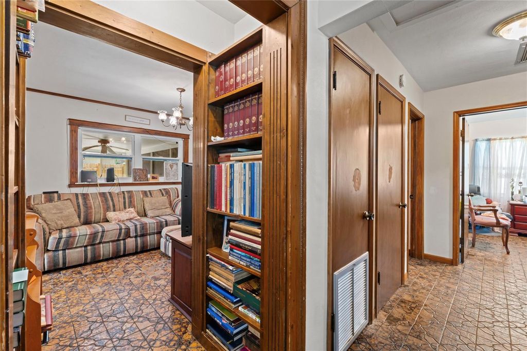 Image 4 of property listing at 3112 W DEWEY STREET, Tampa, FL 33607