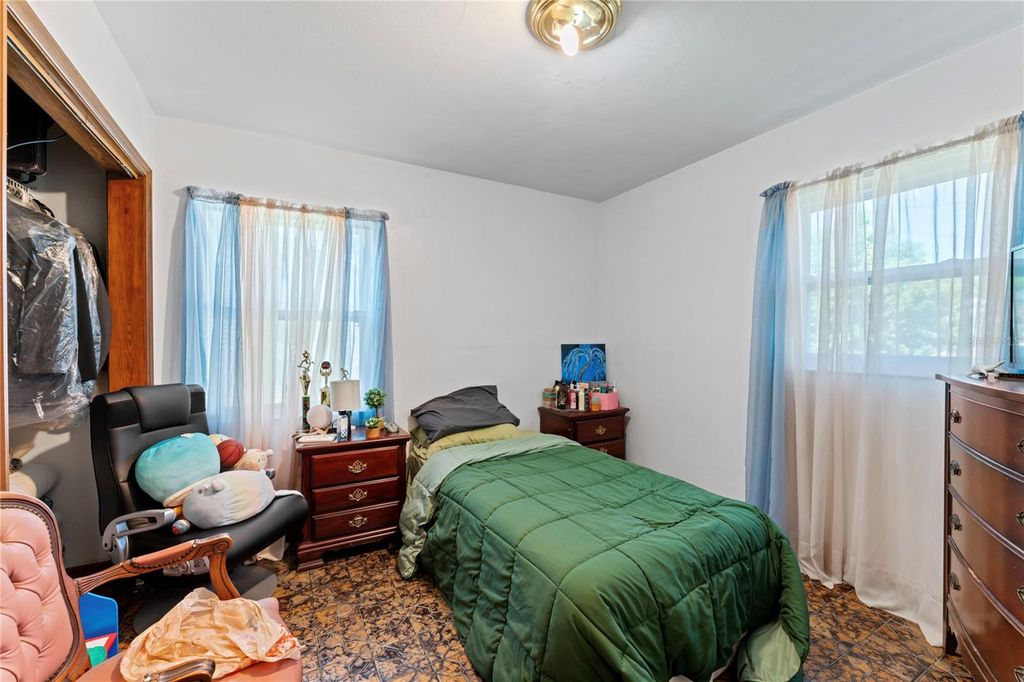 Image 5 of property listing at 3112 W DEWEY STREET, Tampa, FL 33607