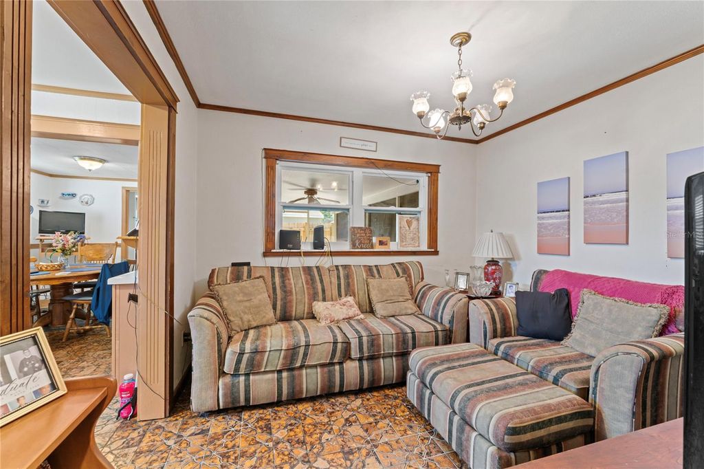 Image 9 of property listing at 3112 W DEWEY STREET, Tampa, FL 33607