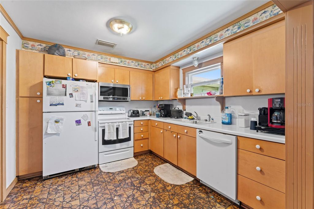 Image 10 of property listing at 3112 W DEWEY STREET, Tampa, FL 33607