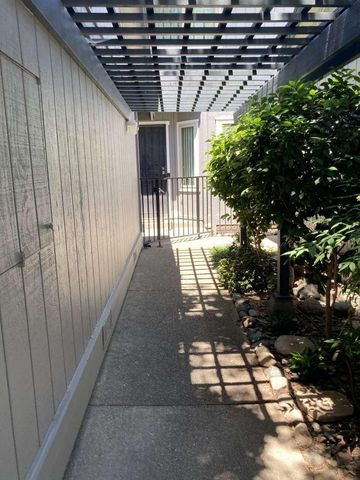 8086 Briar Ridge Ln, Citrus Heights, CA 95610