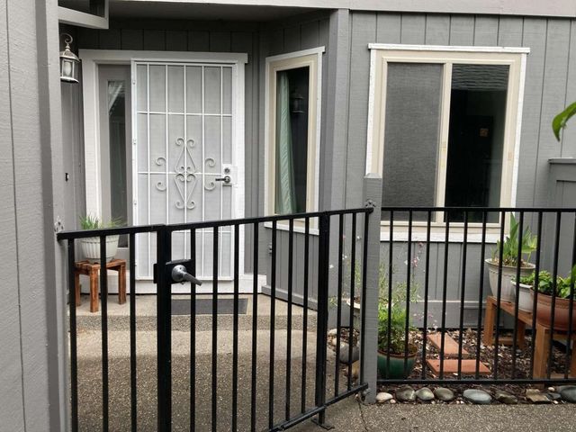 8086 Briar Ridge Ln, Citrus Heights, CA 95610