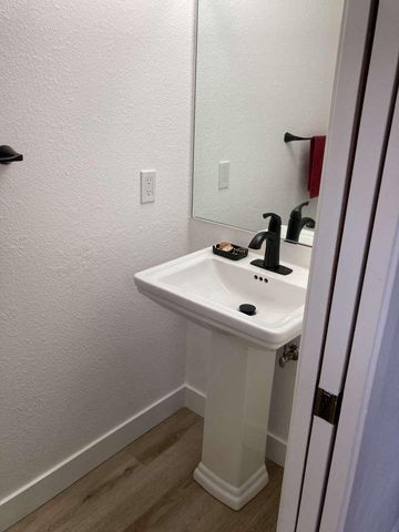 8086 Briar Ridge Ln, Citrus Heights, CA 95610